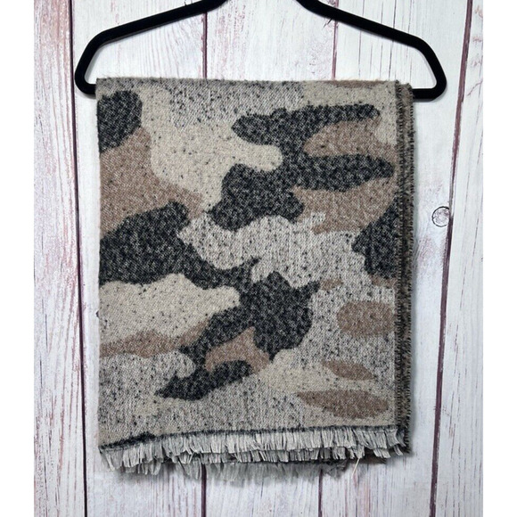 World Market Warm Cozy Over sized Camo Scarf NWT - Picture 1 of 10